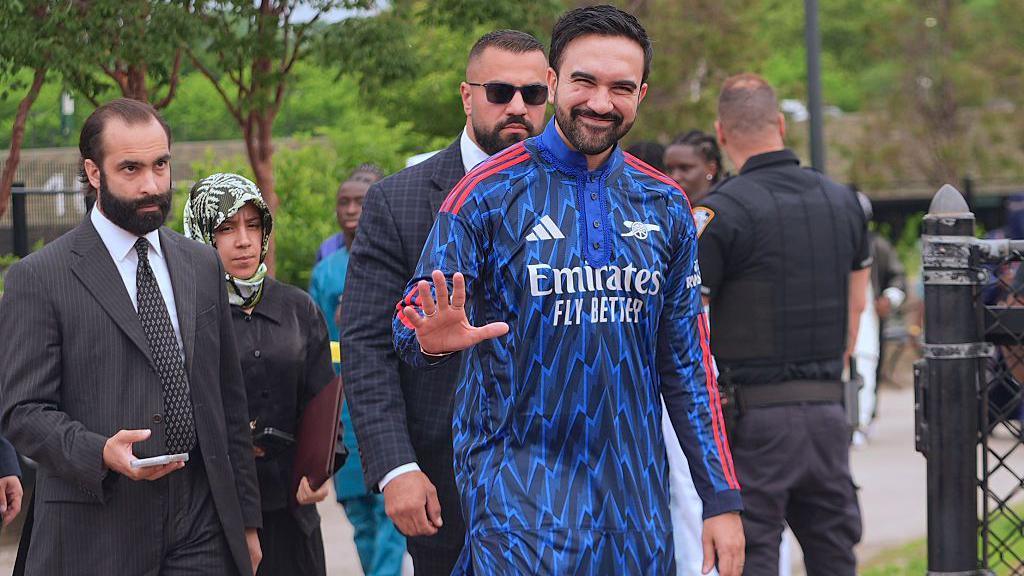 New York mayor wears Arsenal kurta during Eid prayers