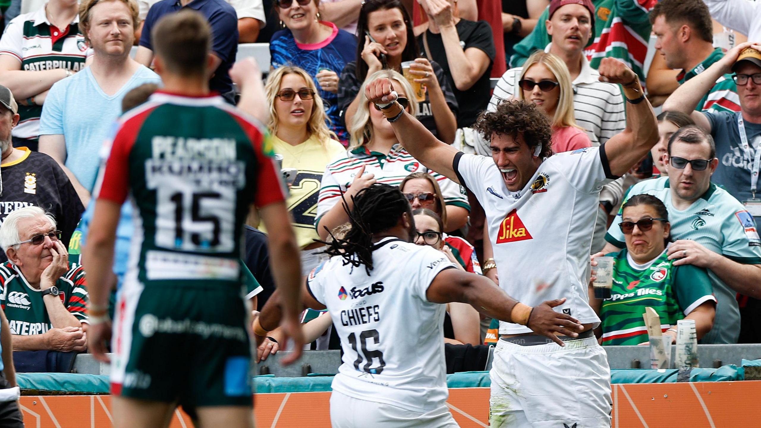 Exeter stun Leicester to set up Prem play-off drama