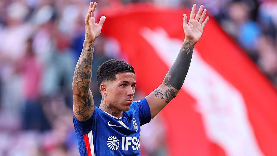 Fernandez wants Chelsea exit but club would demand £120m