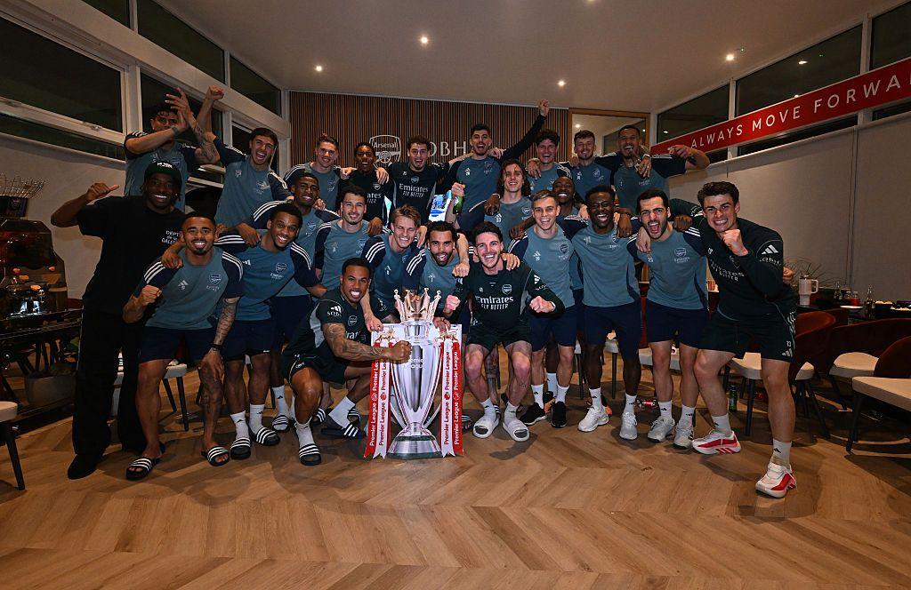 Saka calls out critics as players celebrate title at Emirates at 5am