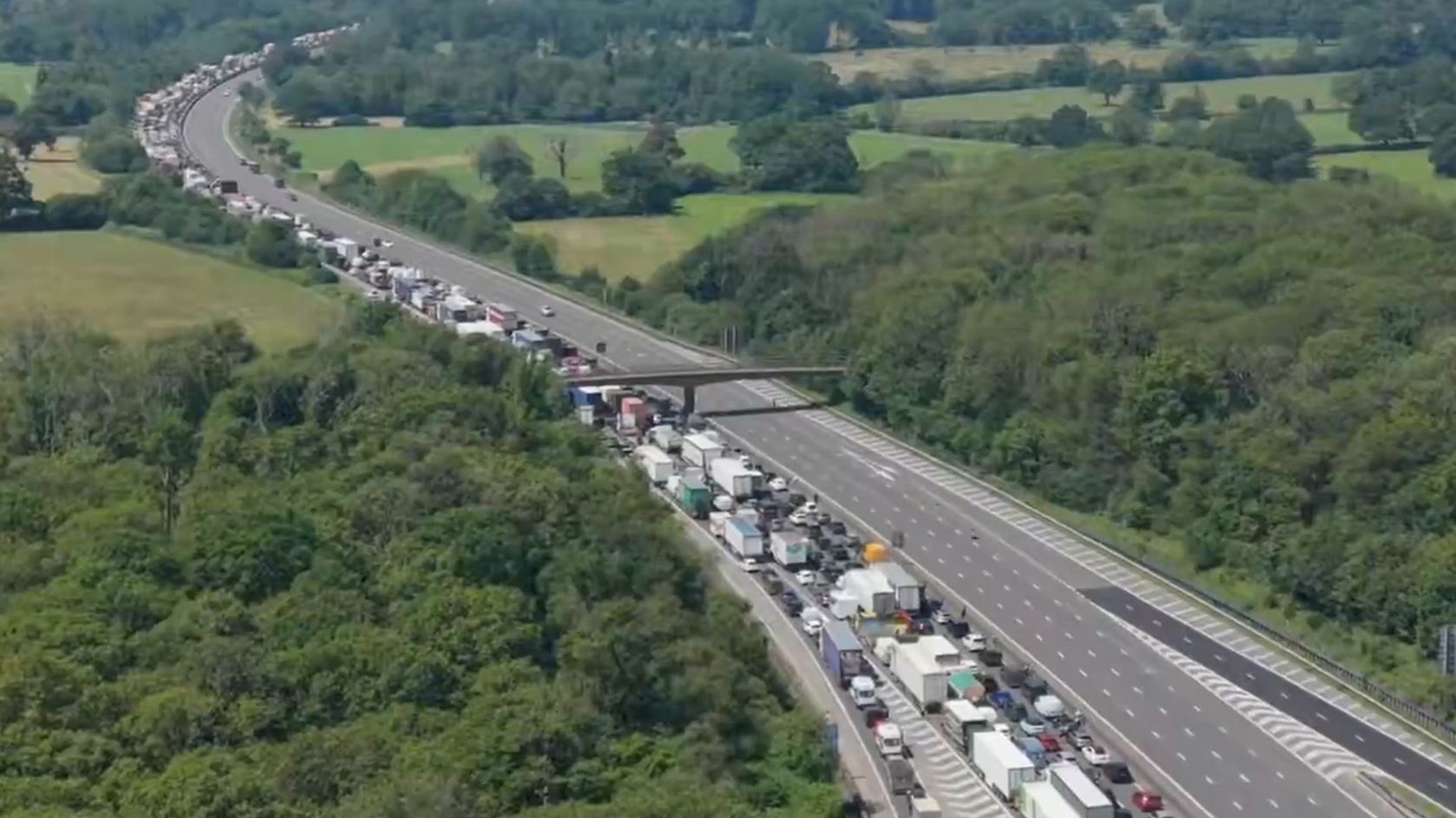 Emergency calls as traffic stranded on M25 in heat
