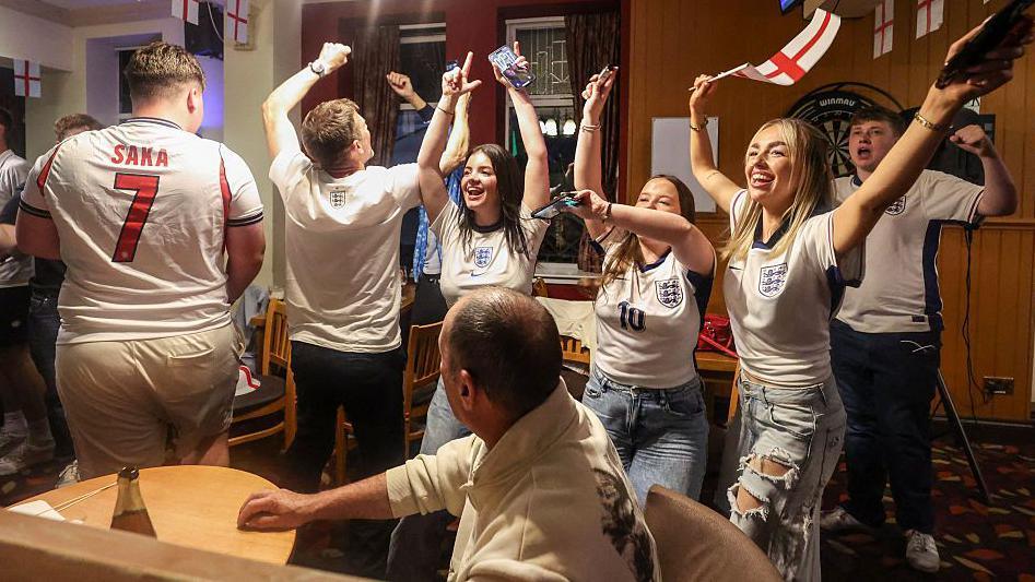 Pubs can stay open for full Norway game – even if kick-off delayed