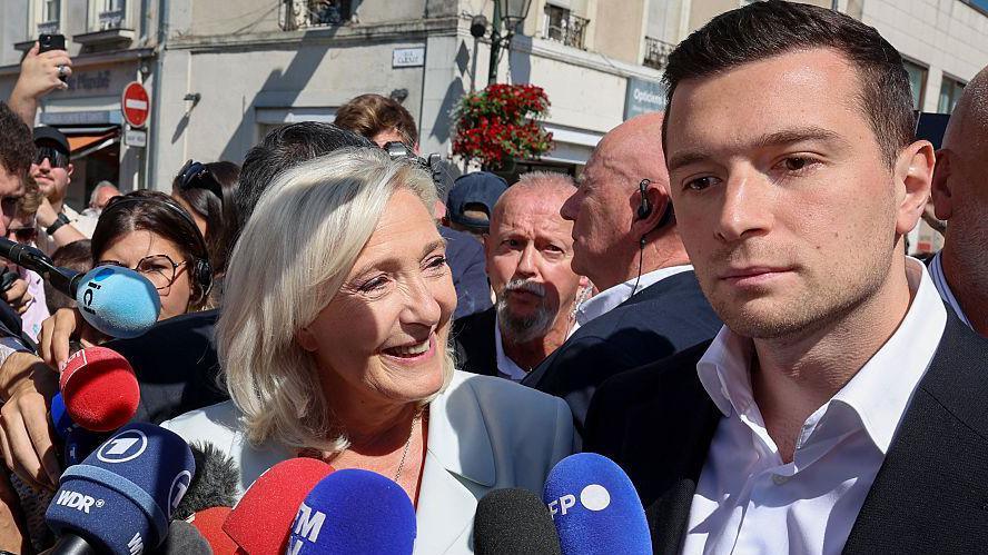 The photo that shows who’s really on top in Le Pen’s party