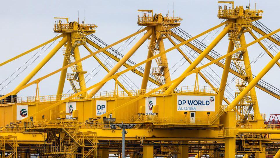 Australia dock workers call for 28-hour week in AI talks