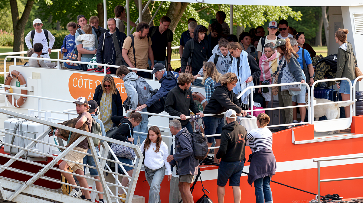 France orders evacuation of tourist spot as hundreds flee wildfires by boat